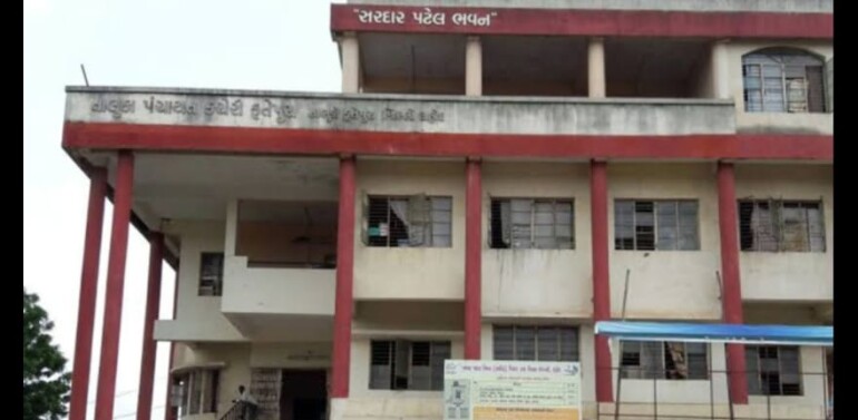  ફતેપુરા આવાસ માટે ફાળવાયેલી જમીનમાં બાંધવામાં આવેલી દુકાનોમાં સીલ કર્યાનો મામલો:શરતો ભંગ કરનાર વ્યક્તિઓ વિરુદ્ધ કાર્યવાહી કરવા તાલુકા પંચાયતે કર્યો આદેશ..