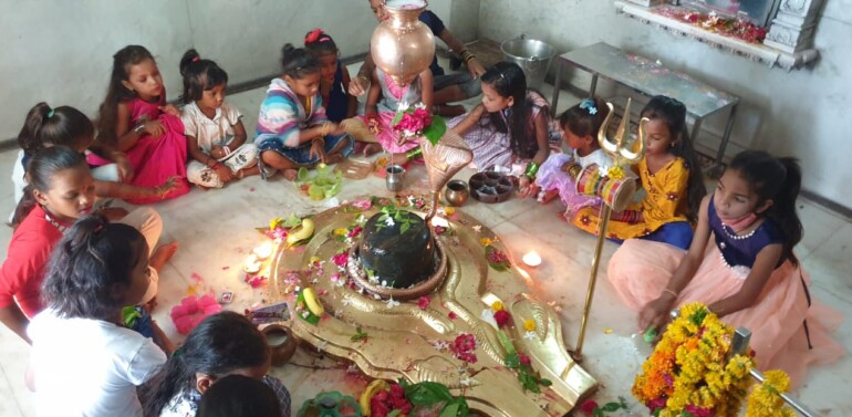 દાહોદમાં ગૌરી વ્રતનો પ્રારંભ: કુવારીકાઓ પાંચ દિવસ સુધી ઉપવાસ કરી ભગવાન શિવ-પાર્વતીને રીઝાવવાના પ્રયાસ કરશે..