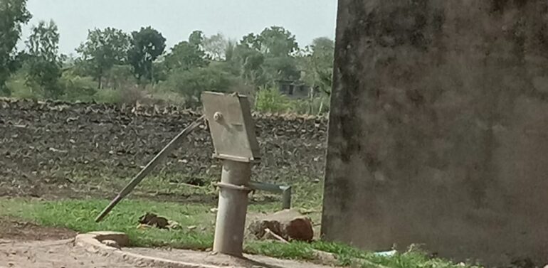  સિંગવડ તાલુકાના ગામડાઓમાં હેડ પંપ હજુ પણ બંધ હાલતમાં: પાણીની સમસ્યા માટે ઝઝુમતા ગ્રામવાસીઓ 