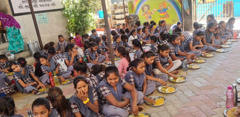 ગરબાડા તાલુકામાં 747 દિવસ બાદ મધ્યાન   ભોજન કેન્દ્રો ચાલુ કરવામાં આવ્યા.  132 સ્કૂલો ના 32283 બાળકો ને મધ્યાન ભોજન મળશે.