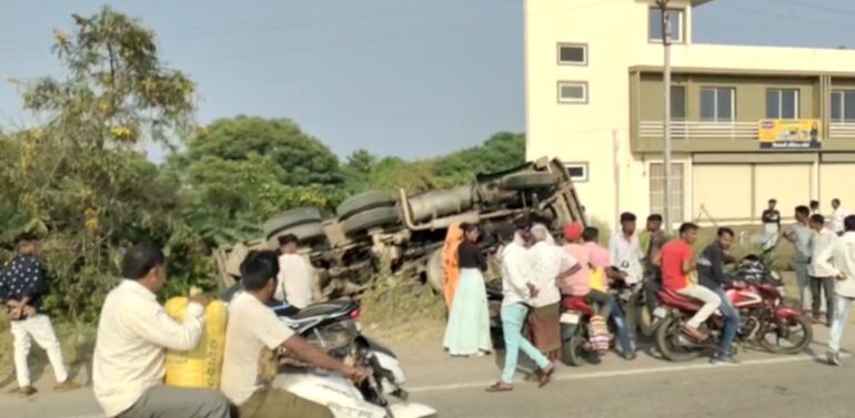 દાહોદ નજીક બાઈક ચાલકને બચાવવાં જતા રેતી ભરેલો ટ્રક રોડની સાઈડમાં ઉતરી પલટી માર્યો:ચાલકનો આબાદ બચાવ….