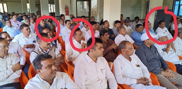  પોતાના જ વિસ્તારમાં ભાજપ પક્ષ વિરોધીઓને દૂર રાખવા શિક્ષણમંત્રી માટે બન્યું મુશ્કેલ:મહીસાગર જિલ્લા શૈક્ષણિક સંઘ સંકલન સમિતિના કાર્યક્રમમાં સ્વાગતના બહાને મંત્રીની નજીક પહોંચવાનો કર્યોં પ્રયાસ..