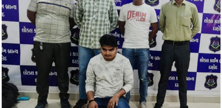  દાહોદ તાલુકાના કતવારા નજીકથી દાહોદ એલસીબી પોલીસે બાતમીના આધારે એક યુવકને દેશી હાથ બનાવટના માઉઝર પિસ્ટલ સાથે ઝડપી જેલ ભેગો કર્યો..