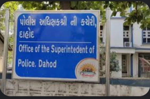  દાહોદ એસપી ને મળવાના બહાને આવેલી મહિલા તોફાને ચડી:મહિલા પોલીસ કર્મી પર ઘડિયાળનો કાચ તોડી હુમલો કર્યોં..