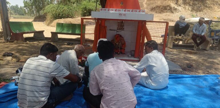  ગરબાડા દાહોદ નેશનલ હાઈવે ની કામગીરી દરમિયાન ભિલવા માં રસ્તામાં આવતા હનુમાનજી મંદિરને ખસેડવા વિધિવત પૂજા કરવામાં આવી 