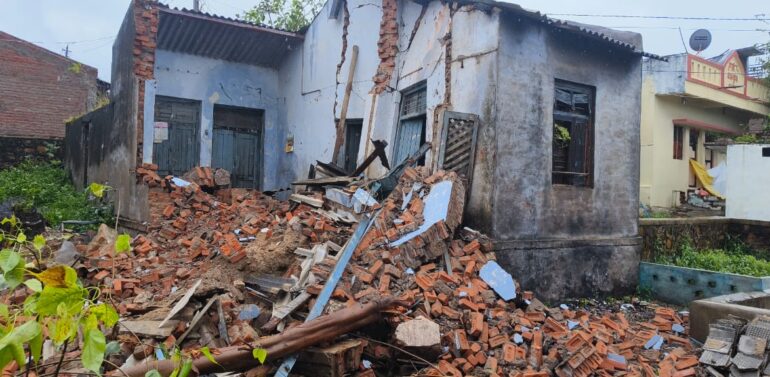  ગરબાડા તાલુકાના જુદા જુદા 31 ગામોમાં 84 કાચા મકાનો ને નુકસાન તંત્ર દ્વારા સર્વે હાથ ધરાયો