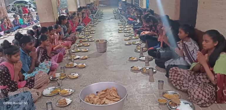  ગરબાડા પોલીસ સ્ટેશન તરફથી પાટીયા આશ્રમશાળા ના બાળકોને તિથિ ભોજન આપવામાં આવ્યું