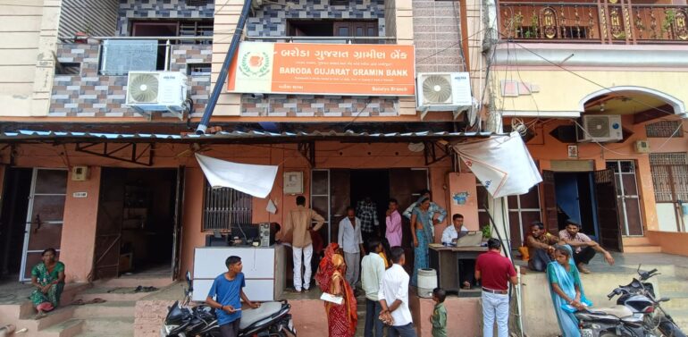  ફતેપુરા તાલુકાના બલૈયા ખાતે આવેલ બરોડા ગુજરાત ગ્રામીણ બેંકના મેનેજર દ્વારા ઉદ્ધવતાઈ ભર્યું વર્તન:ઉચ્ચ સ્તરે રજૂઆત કરાઈ