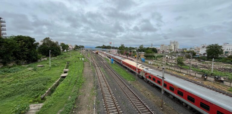  દિલ્હી-મુંબઈ રૂટ પર 160 KM ની સ્પીડ ટ્રેનો ચલાવવાની રેલવેની તૈયારી   રતલામ ગોધરા સેકશન વચ્ચે OHE મોડીફીકેશનથી વધશે ટ્રેનોની ઝડપ..