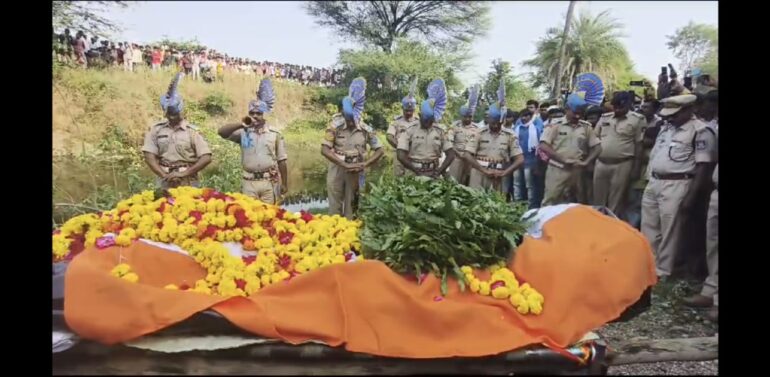  આર્મી જવાનનનું ઝારખંડ ખાતે ફરજ દરમિયાન મોત: સમગ્ર ગામ હિબકે ચડ્યો..   શહીદ જવાનને વતન ખાતે ગાર્ડ ઓફ ઓનર આપી અંતિમવિધિ કરવામાં આવી..