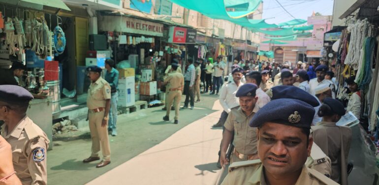  પોલીસની ટ્રાફિક ડ્રાઈવ: ઝાલોદમાં ટ્રાફિકમાં અડચણરૂપ દબાણો દૂર કરવા પોલીસે ડ્રાઇવ યોજી,