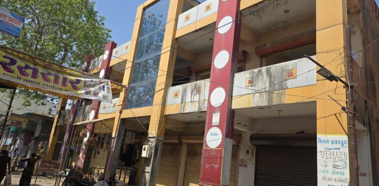  સંતરામપુર નગરપાલિકા 52 લાખના ખર્ચે બનાવેલું કોમ્પ્લેક્સ અને શાક માર્કેટ ખંડેર અવસ્થામાં..