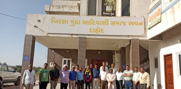 દાહોદના બિરસા ભવન, દાહોદ ખાતે સમસ્ત આદિવાસી સમાજ ગુજરાતના પ્રમુખ ર્ડા. પ્રદીપ ગરાસીયાની અધ્યક્ષસ્થામાં બેઠક મળી હતી.