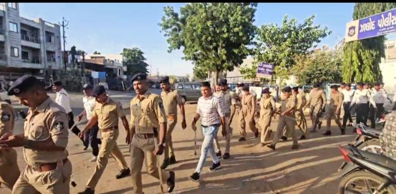જમ્મુ કાશ્મીરના પહેલ ગાંવ માં થયેલ આતંકી હુમલાનાં વિરોધનાં અનુસંધાને ઝાલોદ પોલીસ સ્ટેશન વિસ્તારમાં કાયદો અને વ્યવસ્થા ની પરિસ્થિતિ જળવાઇ રહે તે માટે નગરમાં ડ્રોન કેમેરા સાથે ફૂટ પેટ્રોલિંગ યોજવામાં આવી