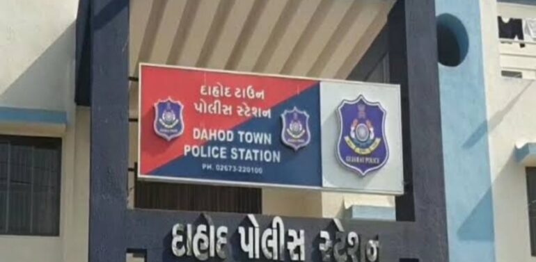  દાહોદ જિલ્લામાં વસવાટ કરતી ચાર પાકિસ્તાની મહિલાઓના ડોક્યુમેન્ટ ચેક કરીને રિપોર્ટ ગૃહ વિભાગને સોંપાયો,   40થી વધુ લોકોના ક્રોસ વેરિફિકેશન દરમિયાન બાંગ્લાદેશી નાગરિકો મળ્યા નહીં, 11 મકાનમાલિકો વિરુદ્ધ જાહેરનામા ભંગનો ગુનો