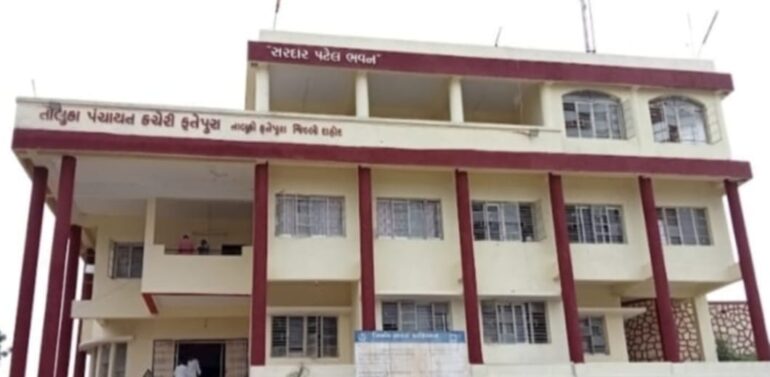 *ફતેપુરા તાલુકામાં સરકારના શાસનને સ્થિર રાખવામાં આડખીલી રૂપ બનતા વહીવટી તંત્રો સહિત તકવાદી તત્વો સામે તટસ્થ અને નિષ્પક્ષ તપાસ કરવા માંગ*