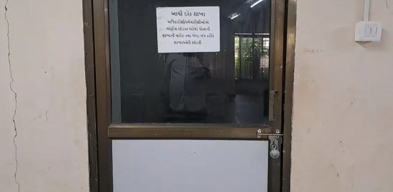  મનરેગા કૌભાંડ ઇફેક્ટ: દસ્તાવેજોની હેરફેર રોકવા બારીયાની મનરેગા કચેરીમાં સીસીટીવી કેમેરા લગાવાયા, ધાનપુરમાં ભગવાન ભરોસે..  દેવગઢબારિયા ધાનપુર તાલુકા પંચાયતમાં મનરેગા કચેરીને બહારથી તાળુ મારી દેવાયું..