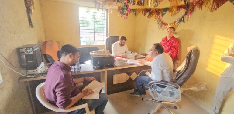  *દાહોદ જિલ્લાના ઝાલોદ પ્રાંત અધિકારીશ્રી એ કે ભાટિયાના અધ્યક્ષસ્થાને ઝાલોદ તાલુકાનાં સાપોઈ પ્રાથમિક શાળા ખાતે રાત્રિ સભા યોજાઈ*