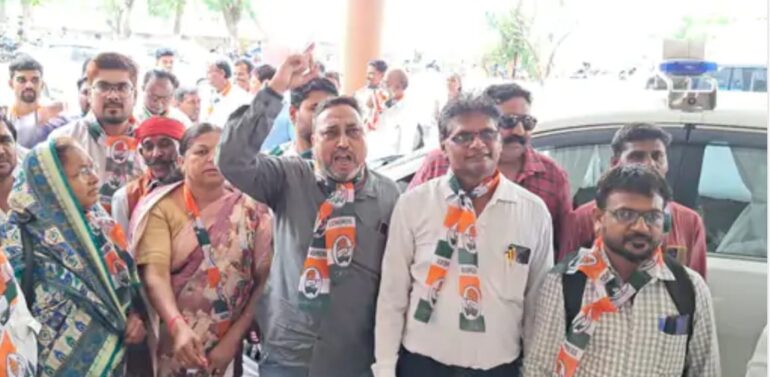  દાહોદમાં મનરેગામાં ₹1500 કરોડના ભ્રષ્ટાચારનો આરોપ: દેવગઢબારીયા અને ધાનપુરમાં 71 કરોડના કૌભાંડની તપાસ ચાલુ, કોંગ્રેસે DDOને આવેદન આપી SIT તપાસની માગ કરી