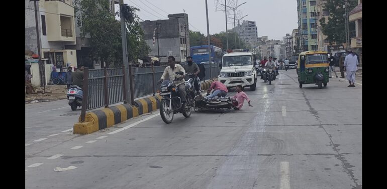  રસ્તા પર સર્જાયેલી આ અણધારી પરિસ્થિતિના કારણે લોકોમાં ભય ફેલાયો..  દાહોદના ગોધરા રોડ ઉપર કારમાં લીક ઓઇલથી બાઇક સવારો લપસ્યા…