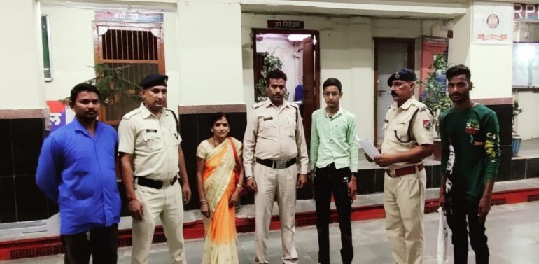  દાહોદ રેલવે સ્ટેશન પર ટ્રેનમાંથી મળેલ સગીર વયના બાળકને માતા-પિતા સોપાયો..  મધ્યપ્રદેશના ઇંદોરથી ઘરના રિસાઈ નિકળેલો બાળકને આરપીએફએમ માતા પિતાને સુપરત કર્યો..