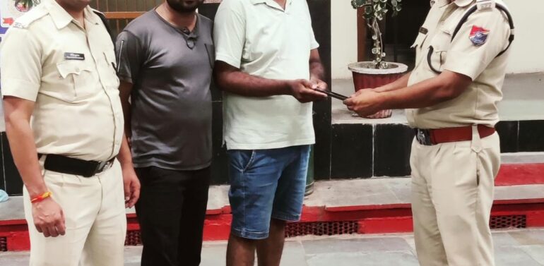  દાહોદ રેલવે સ્ટેશનના ટી સ્ટોલ પર મળેલો લાવારિસ આઇફોન મુસાફરના મિત્રને સોપાયો  દાહોદ સ્ટેશન પર ભૂલાઈ ગયેલો 75 હજાર રૂપિયાનો એપલ કંપનીનો મોબાઇલ આર.પી.એફ.ની સતર્કતાથી યથાસ્થાને પહોંચાડયો