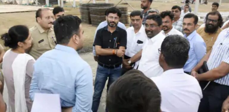  દાહોદના ડોકી ગામે વડાપ્રધાન મોદીના કાર્યક્રમની તડામાર તૈયારી:  એક લાખ લોકોને બેસવા આધુનિક ડોમમાં સુરક્ષા અને સુવિધાઓ, CMની વીડિયો કોન્ફરન્સ યોજાઈ,પ્રભારી સચિવે સભા સ્થળ ની મુલાકાત લીધી