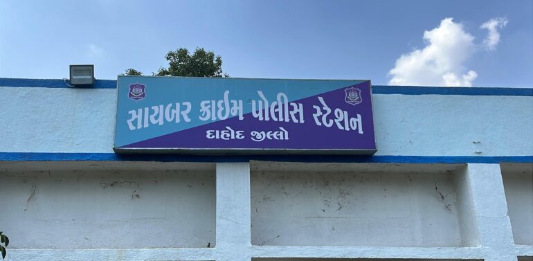  દાહોદમાં વેપારીને લાલચ ભારે પડ્યું: વિદેશી કરન્સીમાં ટ્રેડિંગ કરવાના બહાને ભેજાબાજોએ વેપારીને 22 લાખમાં નવડાવ્યો.   ફોરેન્સિક ટ્રેડિંગ ના નામે ગઠિયાઓએ અલગ અલગ ટ્રાન્જેક્શન મારફતે વેપારી પાસેથી 21.92 લાખ ખંખેરી લીધા..