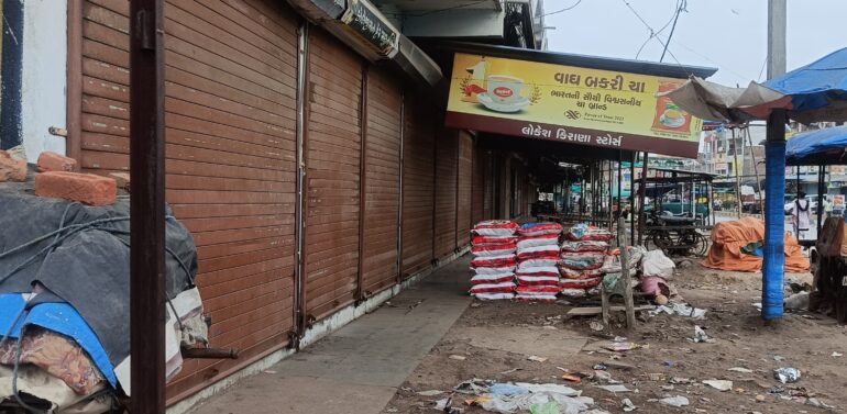  *ફતેપુરા તાલુકાના કરોડિયા પૂર્વમાં કરવામાં આવેલ ગૌહત્યાના વિરોધમાં ફતેપુરા સહિત સુખસરમાં સ્વૈચ્છિક બંધના એલાનને સારો પ્રતિસાદ મળ્યો*