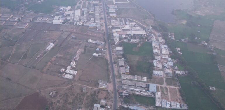 સરકારી જમીનમાં દબાણકર્તાઓને મુશ્કેલી માં વધારો:વેપારીઓની જીવનભરની પુંજી બર્બાદ થવાના આરે…  દાહોદની રળીયાતી સાંગા ફળિયામાં 63 મિલકત ધારકોને 20 મી સુધી દબાણ દૂર કરવા આદેશ થી ખળભળાટ…