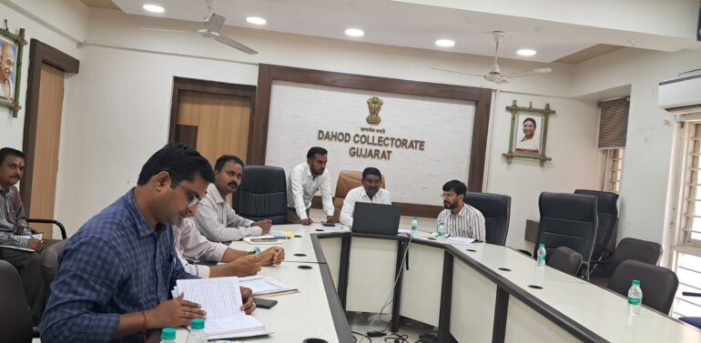  જિલ્લા કલેક્ટરશ્રી યોગેશ નિરગુડેના અધ્ય્ક્ષ સ્થાને જિલ્લા પાણી સમિતિની બેઠક યોજાઈ*  *હેન્ડ પંપ રીપેરીંગ કરવા સહિત પાણી અંગેના આવેલ લોક પ્રશ્નોના જલ્દી ઉકેલ આવે તે મુજબ કામગીરી હાથ ધરવા અપાઈ સુચના*