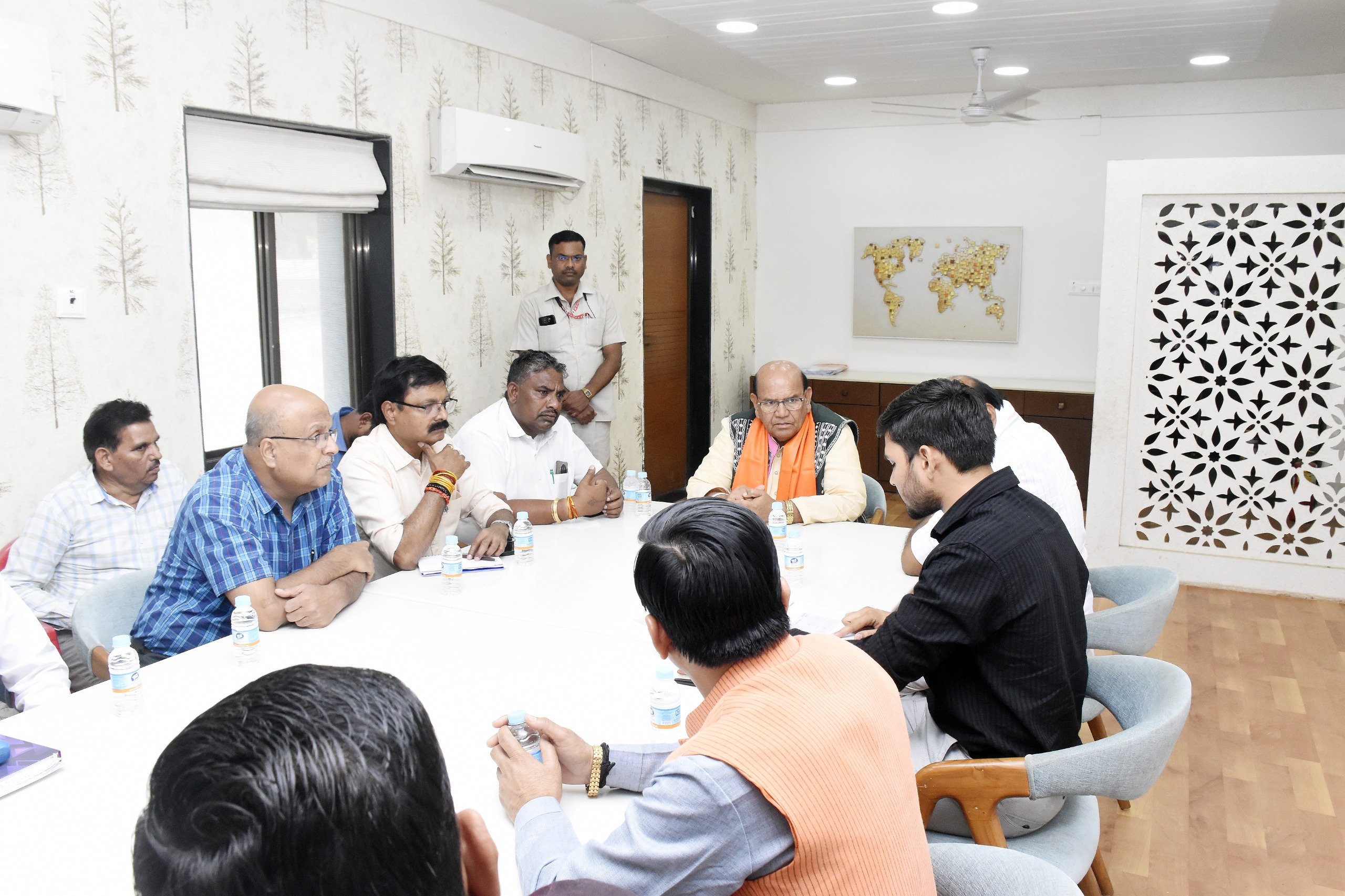 ભારત સરકારના રાષ્ટ્રીય આયોગ અનુસૂચિત જન જાતિના અધ્યક્ષશ્રી અંતર સિંઘ આર્ય દાહોદની મુલાકાતે* *રાજ્ય સરકારની યોજનાઓ દ્વારા દાહોદ જિલ્લામાં થયેલ વિકાસના કામો અંગેની ચર્ચા કરવામાં આવી*