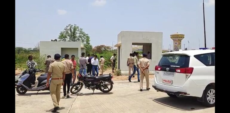 દાહોદ RTO ચેકપોસ્ટ પાસે કેબિનમાં 40 વર્ષીય મહિલાની ગળું કાપી હત્યા:પોલીસની ટીમો તપાસમાં જોડાઈ વિરાન પડેલા કેબિનમાં લોહીલુહાણ હાલતમાં મળી લાશ:પ્રેમ પ્રસંગ કે પારિવારિક ઝઘડો હત્યાનું કારણ?