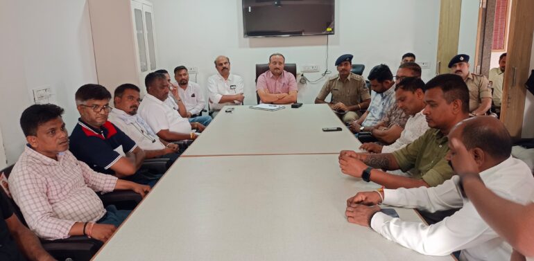  દાહોદમાં ભગવાન બિરસા મુંડાની નવીન પ્રતિમાની સ્થાપના અંગે બિરસા મુંડા ભવનમાં બેઠક યોજાઈ..