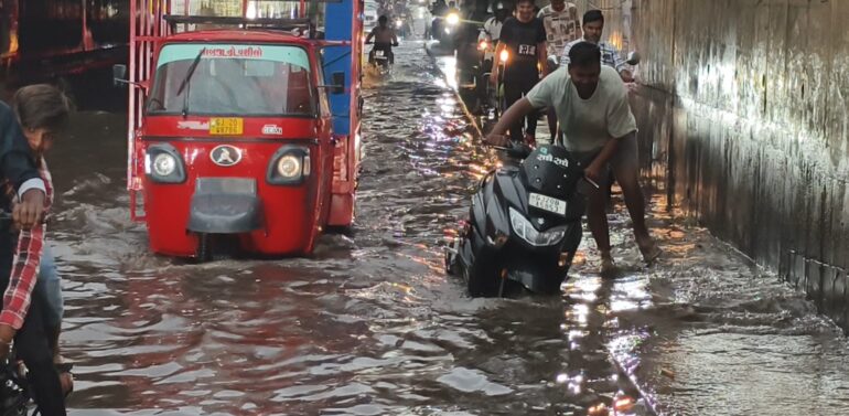  દાહોદ જિલ્લામાં ધોધમાર વરસાદ સાથે વાવાઝોડું: આકાશી વીજળી પડતા 3નાં મોત, બે ઘાયલ..  સંખ્યાબંધ ઝાડ-વીજપોલ ધરાશાયી,અંડરપાસમાં પાણી ભરાયા, 