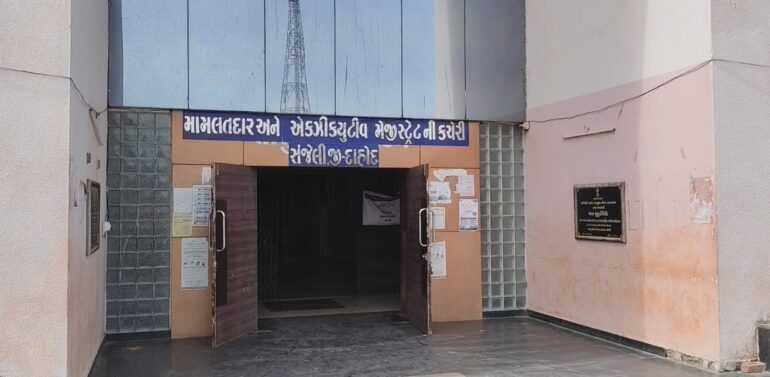  સંજેલી તાલુકામાં 9 ગ્રામ પંચાયત ની ચૂંટણીમાં 30 સરપંચ અને 191 વોર્ડ સભ્યો વચ્ચે જંગ..  મોલી ગ્રુપ ગ્રામ પંચાયતમાં 7 સરપંચ અને 46 વોર્ડ સભ્યોએ ઉમેદવારી નોંધાવી મેદાને ઉતર્યા..
