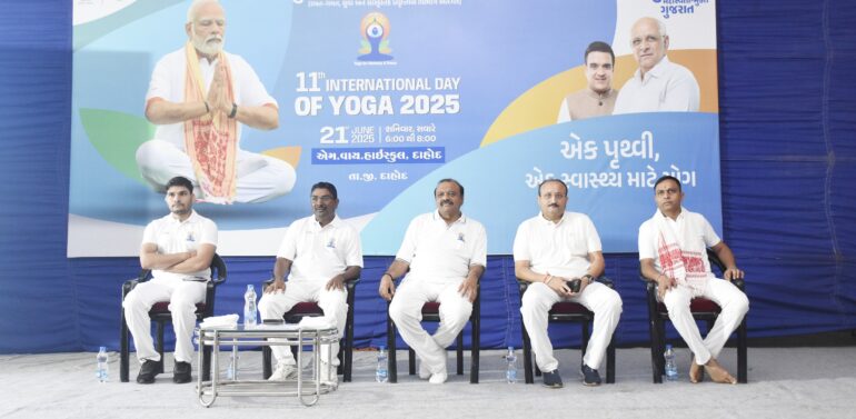  *દાહોદ જિલ્લામાં ૧૧ મા આંતરરાષ્ટ્રીય યોગ દિવસની એમ.વાય. હાઈસ્કુલના સભાગૃહ ખાતે જિલ્લા કક્ષાની ઉજવણી કરાઈ*  *વહિવટી તંત્રના અધિકારીશ્રીઓ, શિક્ષકો, નાગરિકો, વિદ્યાર્થીઓ, યોગ સાધકોએ યોગાભ્યાસ કર્યો*
