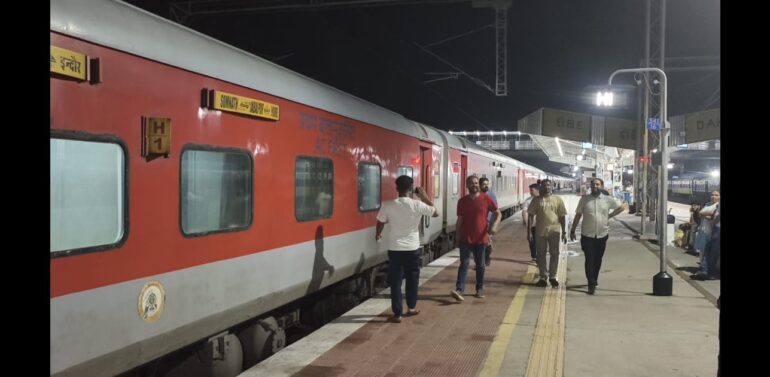  દાહોદ રેલવે સ્ટેશન પર એન્જિન ખામીથી ટ્રેન દોઢ કલાક મોડી, અન્ય ટ્રેનો પણ થઈ પ્રભાવિત.!!