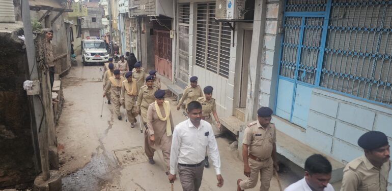 રથયાત્રાને હવે એક દિવસ બાકી: ઝાલોદ શહેર પોલીસે રથયાત્રાના રૂટનું નિરીક્ષણ-ફૂટ પેટ્રોલિંગ હાથ ધર્યું; સુરક્ષાને ધ્યાનમાં લઈ સંવેદનશીલ વિસ્તારોમાં સઘન પેટ્રોલિંગ કર્યું