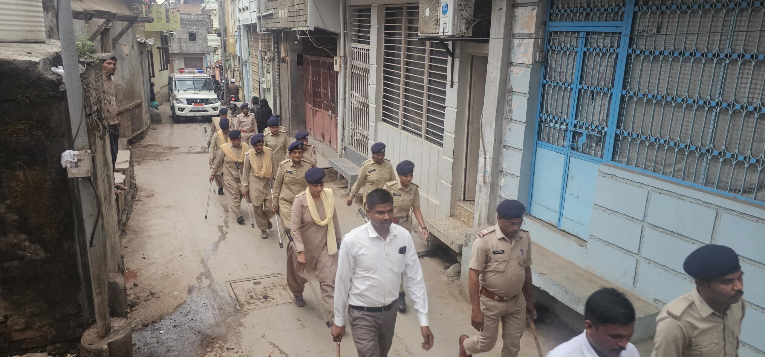 રથયાત્રાને હવે એક દિવસ બાકી: ઝાલોદ શહેર પોલીસે રથયાત્રાના રૂટનું નિરીક્ષણ-ફૂટ પેટ્રોલિંગ હાથ ધર્યું; સુરક્ષાને ધ્યાનમાં લઈ સંવેદનશીલ વિસ્તારોમાં સઘન પેટ્રોલિંગ કર્યું