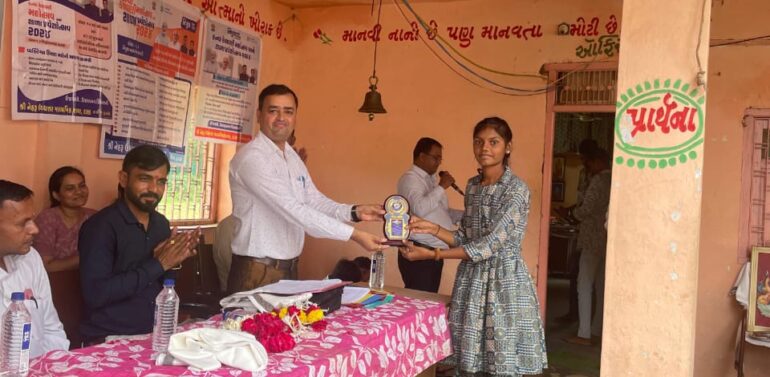  સિંગવડ તાલુકાના દાસા આવેલ શ્રી. નહેરુ ઉચ્ચતર માધ્યમિક શાળા ખાતે શાળા પ્રવેશોત્સવની ઉજવણી કરાઈ*