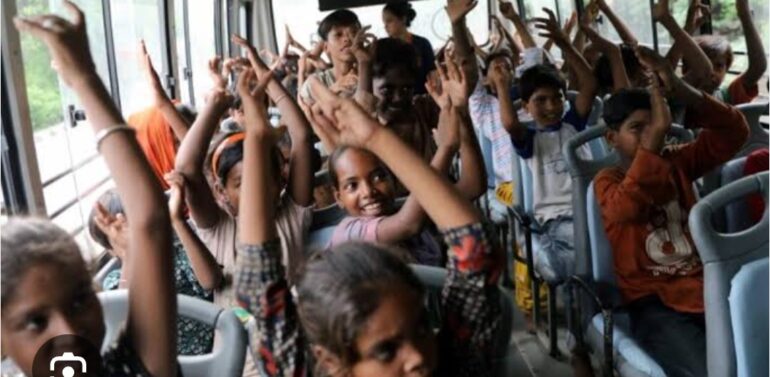 સ્કૂલવાનમાં ક્ષમતા કરતા વધુ બાળકો બેસાડતા વાહન ડીટેઈન કરાયું*