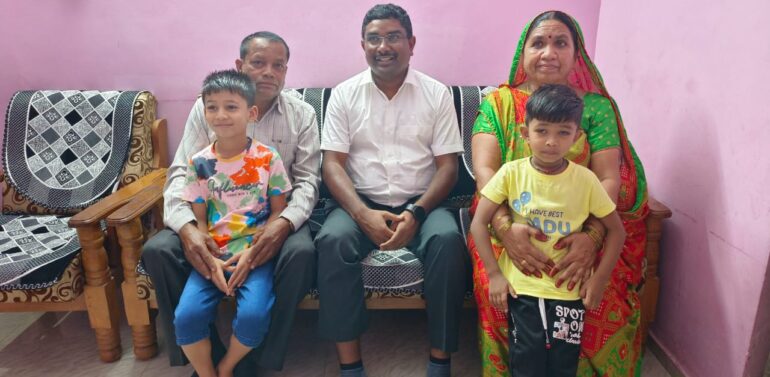  દાહોદ કલેક્ટર ઓફિસના સેવક દલાભાઈ પરમારનું સન્માન સાથે વિદાય આપતા કલેકટર 