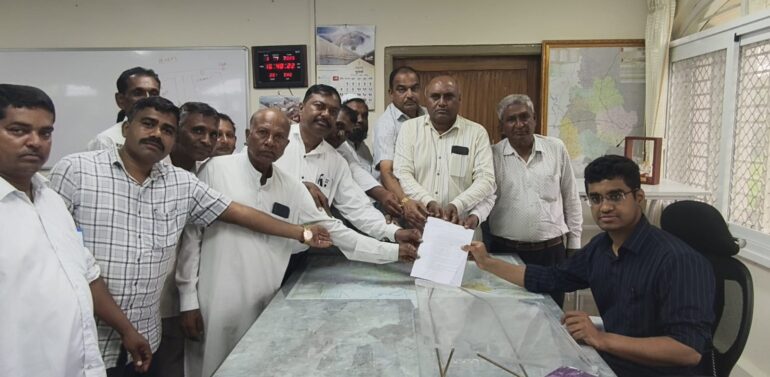  દાહોદ મનરેગા કૌભાંડ:તપાસનો ધમધમાટ શરૂ,સરપંચોએ DDO ને મળી ચોમાસા દરમિયાન તપાસ મોકૂફ રાખવા માંગ કરી..   પોલીસ બંદોબસ્ત સાથે તપાસ ટીમો મ આવતા ગામોમાં ભયનો માહોલ :- સરપંચો.