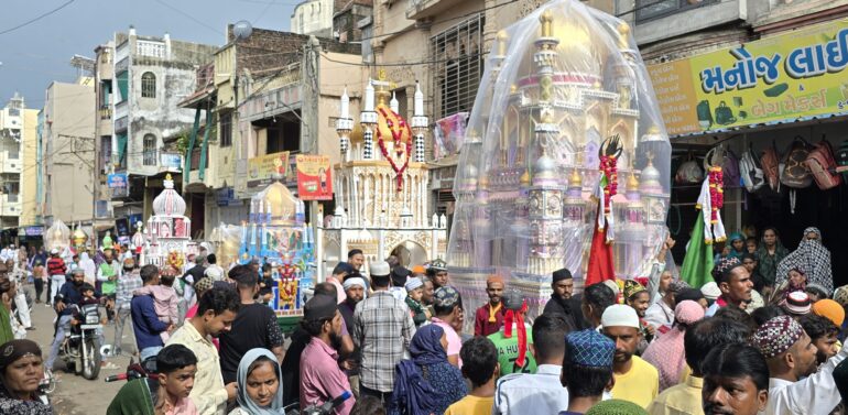 સંતરામપુર નગરમાં શાંતિપૂર્વક માહોલમાં મોહરમ તાજીયાનું જુલુસ કાઢવામાં આવ્યું..