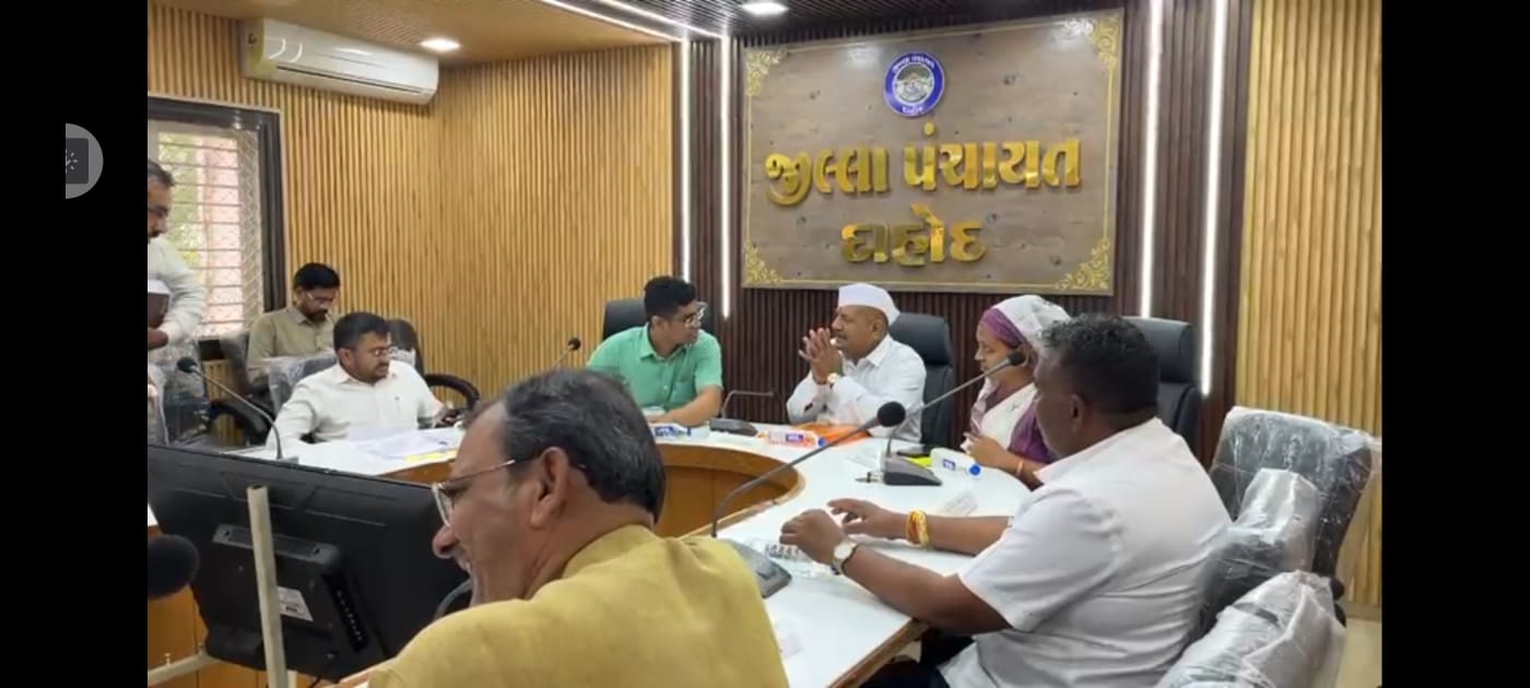 દાહોદ જિલ્લા પંચાયતની ભારે ગરમાગરમી વચ્ચે યોજાયેલી સામાન્ય સભામાં હોબાળો: ડેપ્યુટી DDO ની બદલીની માંગ સાથે ભાજપના સભ્યોનું વોકકાઉટ  મનરેગા અને 15મા નાણાંપંચના કામો સહિતના મુદ્દે અધિકારીઓના મનસ્વી વહીવટના આક્ષેપો 