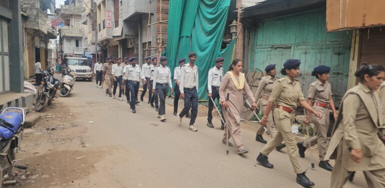 ઝાલોદ પોલિસ દ્વારા આગામી દિવસોમાં યોજાનારા હિન્દુ સમાજના તહેવારો ને અનુલક્ષી નગરમાં ફૂટ પેટ્રોલિંગ કરવામાં આવી હતી.
