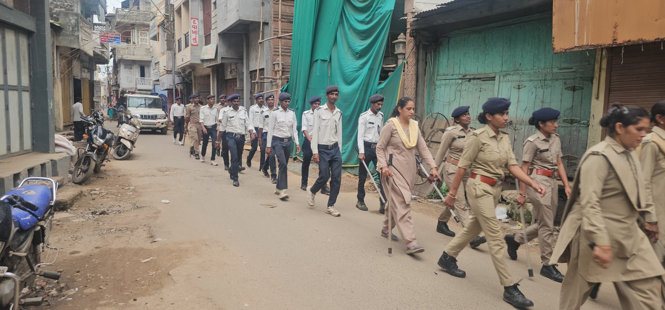 ઝાલોદ પોલિસ દ્વારા આગામી દિવસોમાં યોજાનારા હિન્દુ સમાજના તહેવારો ને અનુલક્ષી નગરમાં ફૂટ પેટ્રોલિંગ કરવામાં આવી હતી.