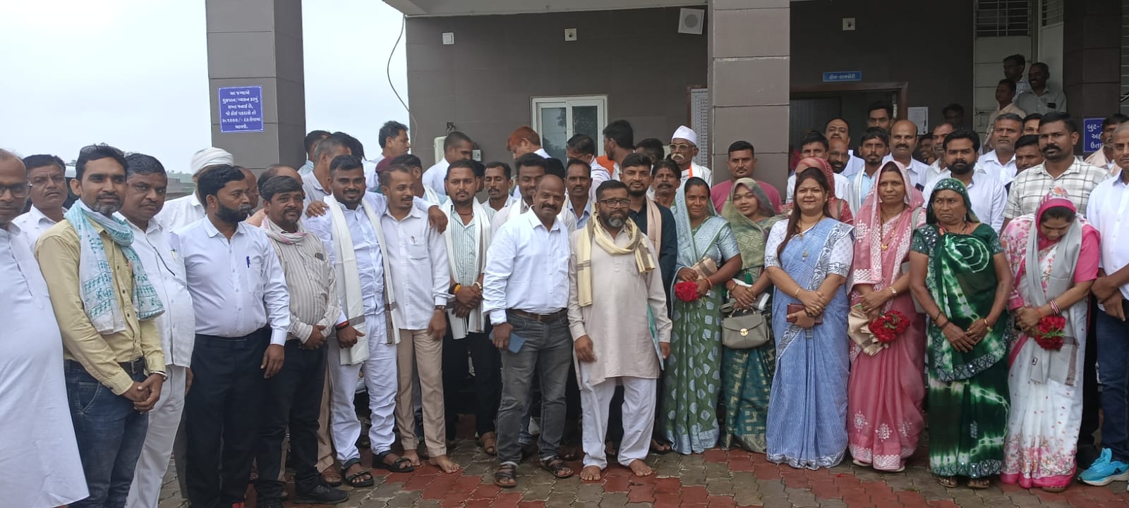 બિરસા આદિવાસી સાર્વજનિક ટ્રસ્ટ દાહોદ ખાતે ત્રણ જિલ્લા ના નવનિયુક્ત સરપંચ શ્રી એનો સન્માન અને માર્ગદર્શન સમારોહ યોજાયો... મોટી સંખ્યા મા સરપંચશ્રીઓ હાજર રહ્યા..