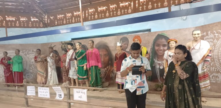  દાહોદમાં આવેલ આદિવાસી મ્યુઝિયમ ખાતે દર શનિવાર – રવિવાર ના દિવસે સ્વ-સહાય જૂથની બહેનો દ્વારા બનાવેલ ઉત્પાદનો માટે હસ્તકલા મેળો યોજાશે*  *ગ્રામ્ય મહિલાઓને આર્થિક રીતે સશક્ત બનવા અને તેમની રચનાત્મકતાને આગળ વધારવા માટેનો મુખ્ય હેતુ*